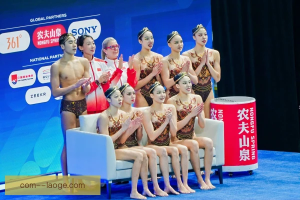 花样游泳混双夹板练习，提升同步性与核心控制力